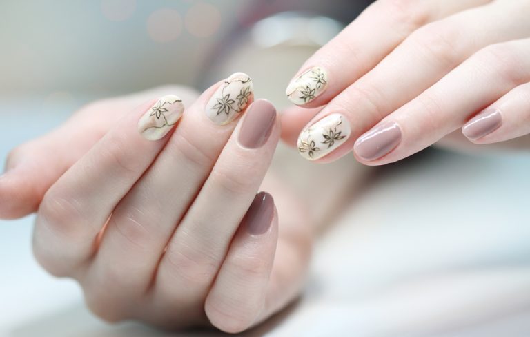 Nail art acrilica per principianti: disegni semplici per iniziare